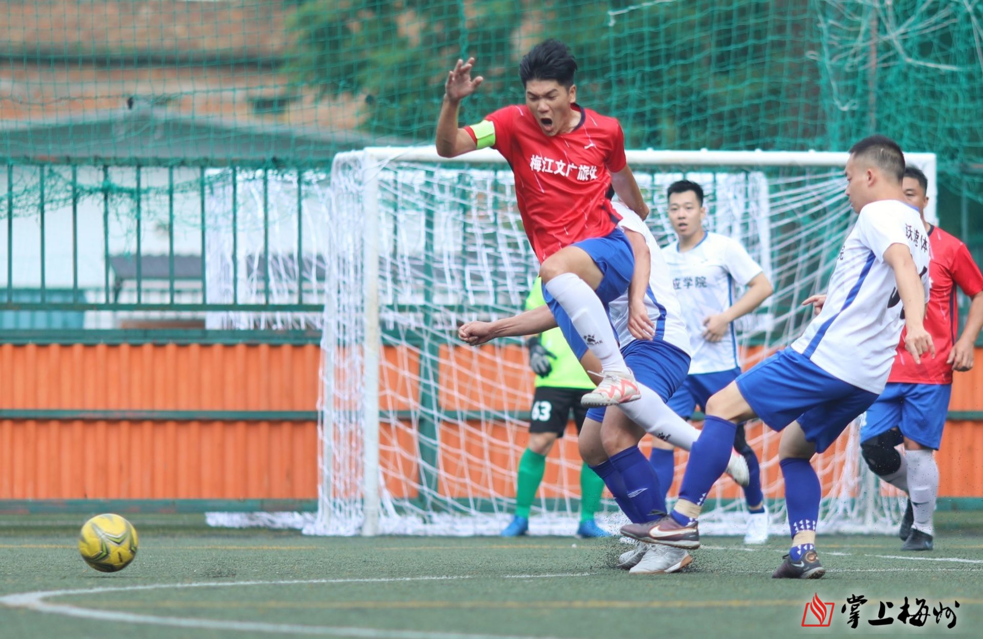 足球盛宴：年轻球员激烈角逐的简单介绍