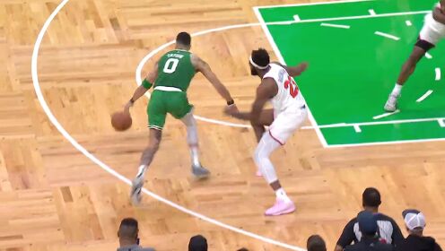 安徽九方后卫抢断成功,助球队稳住比分 安徽九方后卫抢断成功,助球队稳住比分