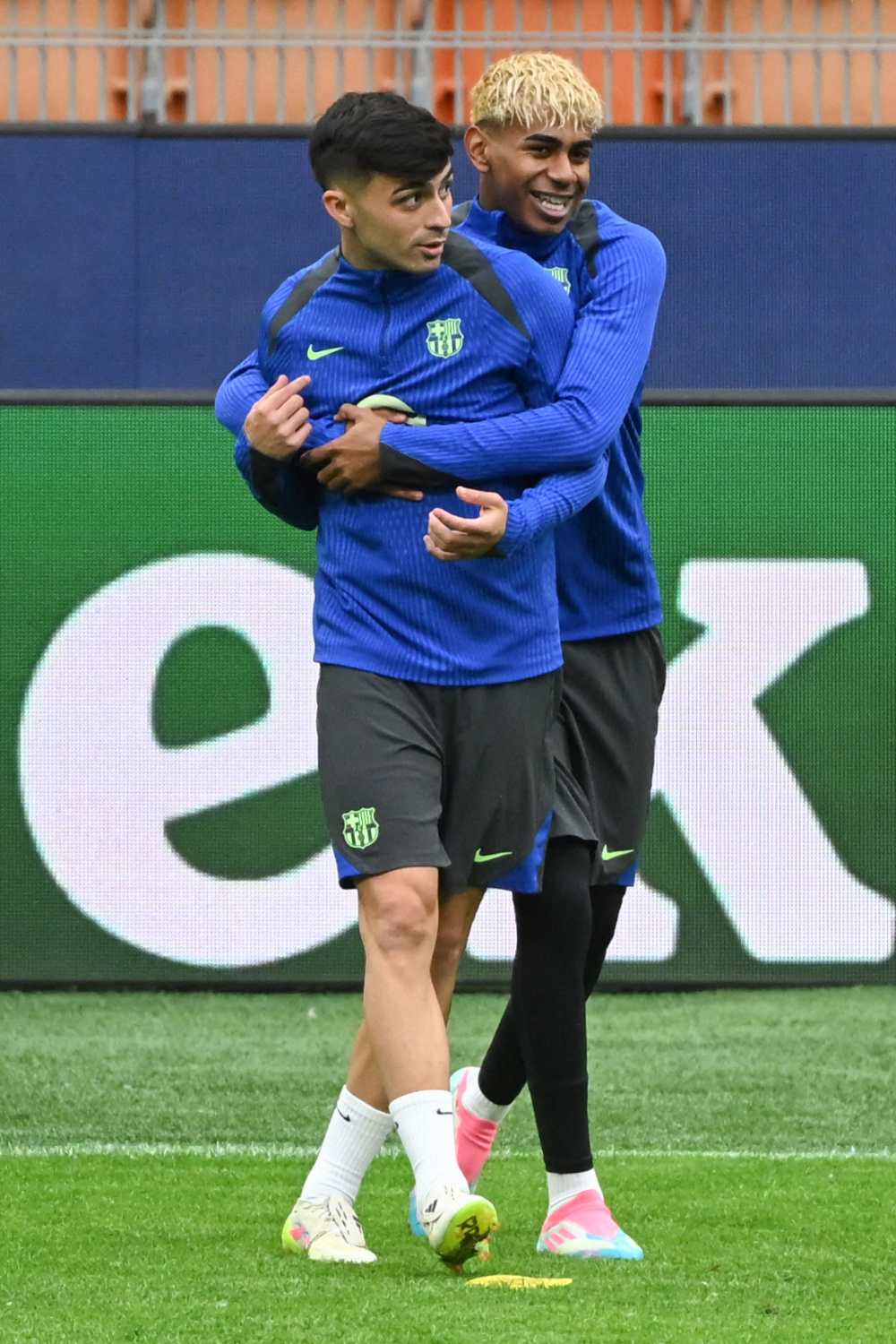 足球联赛升级赛开打，球队全力备战