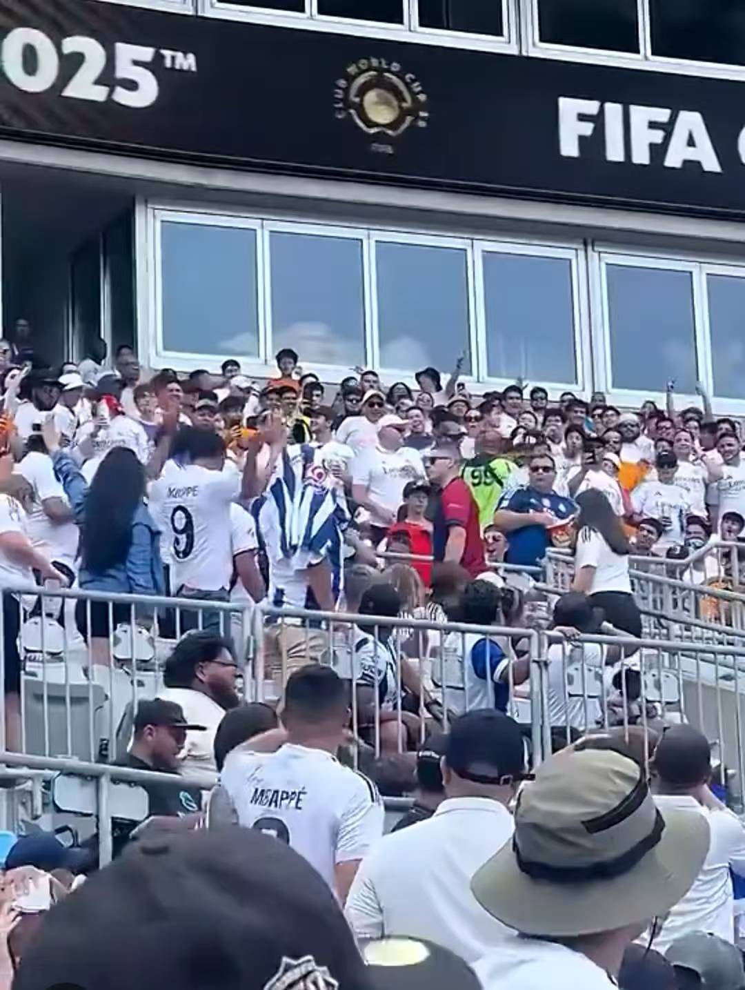 包含皇马主场气氛火爆,球迷热情欢呼的词条 包含皇马主场气氛火爆,球迷热情欢呼的词条