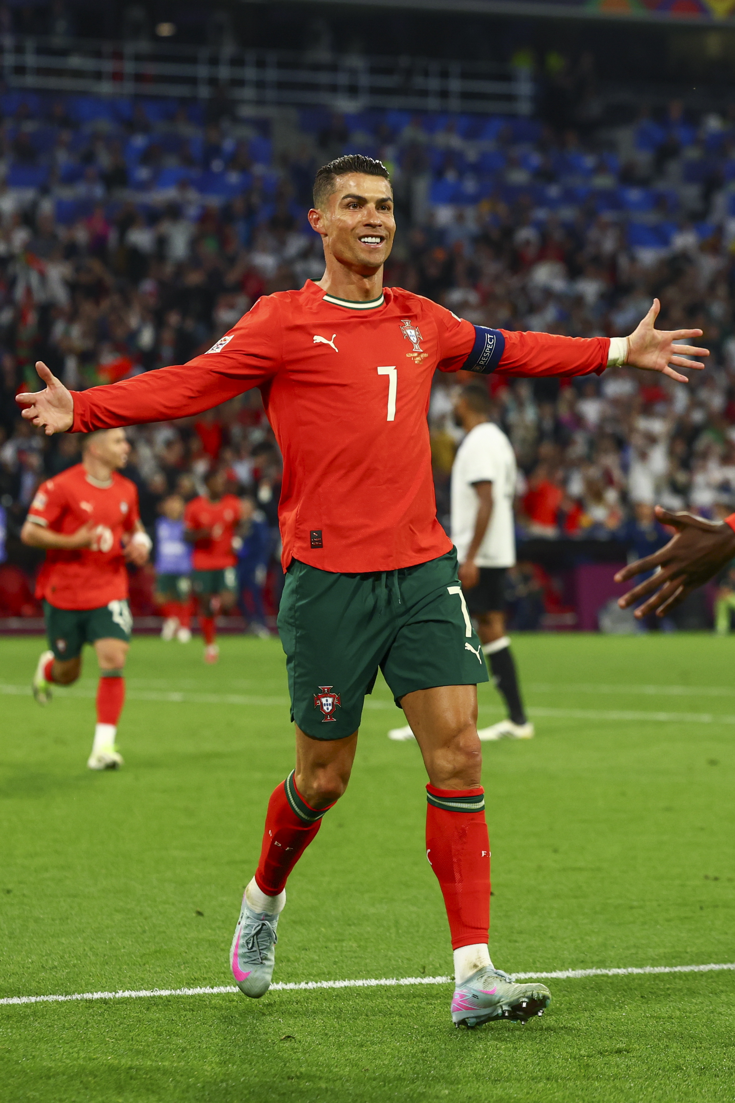 欧国联联赛中球员的顽强拼搏,令人感动 欧国联联赛中球员的顽强拼搏,令人感动