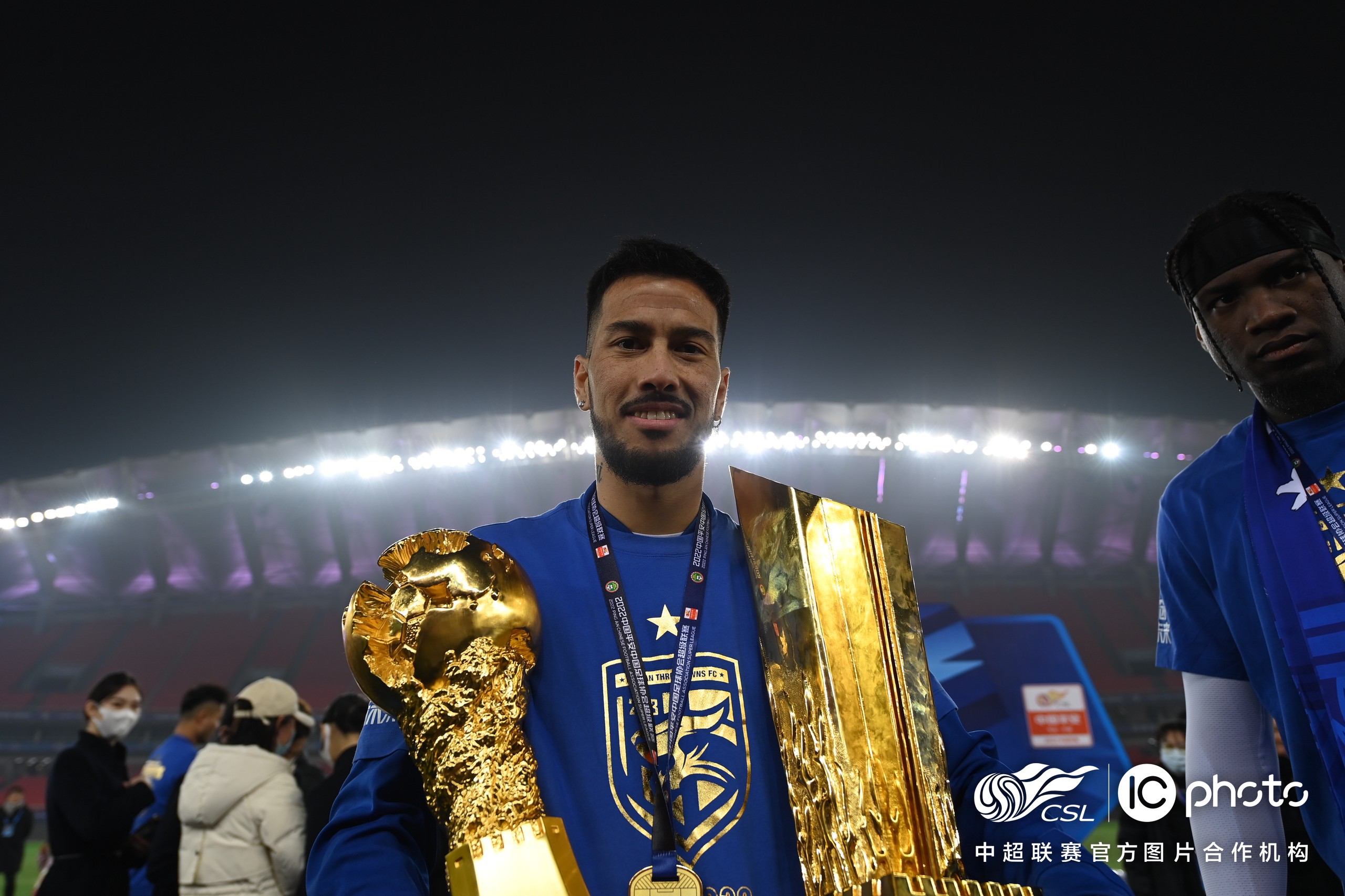 欧洲篮球联赛冠军奖杯静候新主人加冕 欧洲篮球联赛冠军奖杯静候新主人加冕